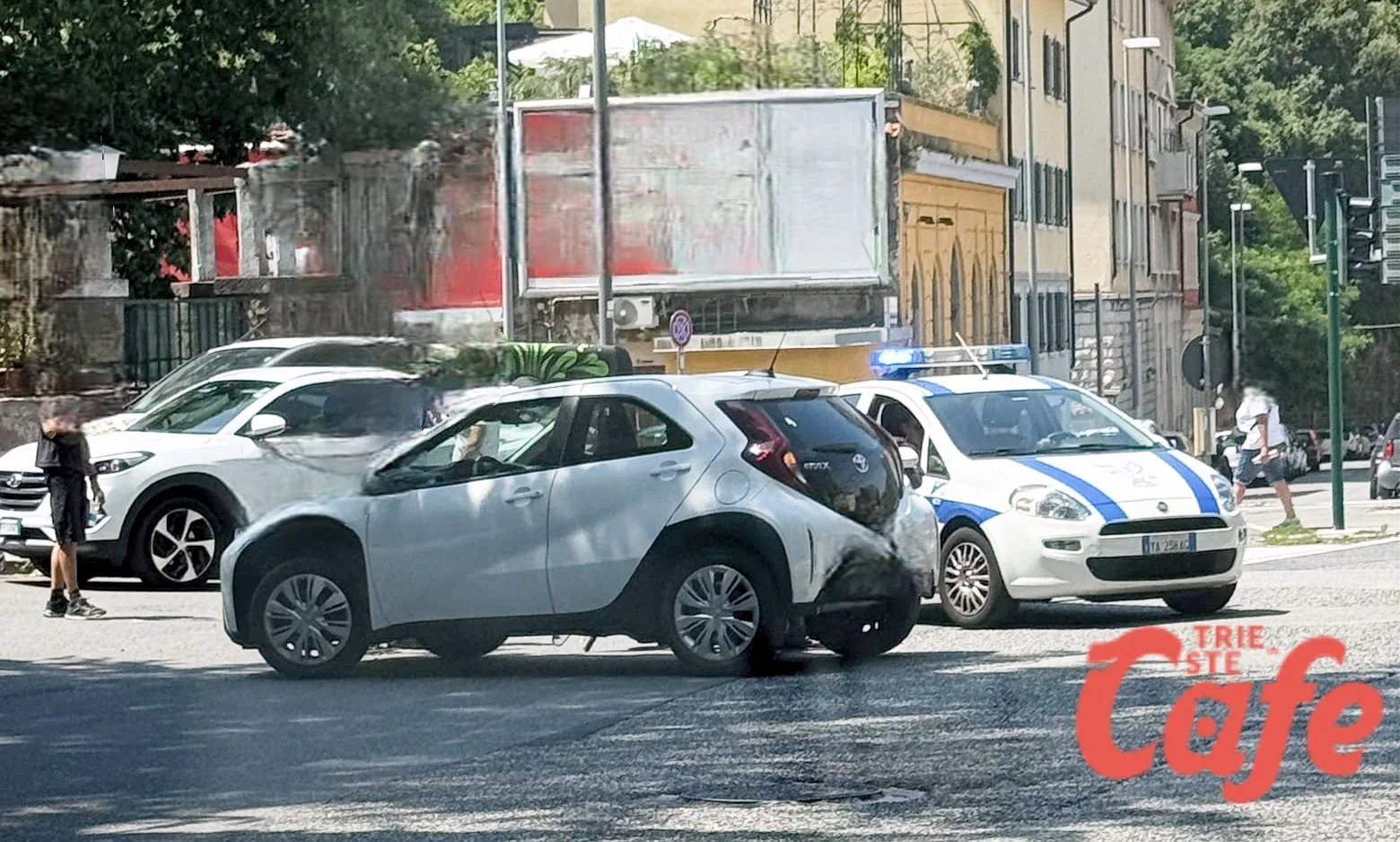 Trieste, incidente in piazza Foraggi: scooter a terra dopo lo scontro con un'auto