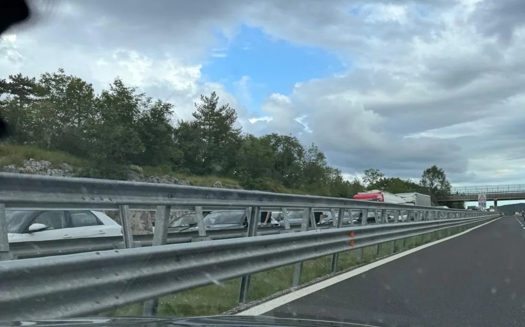 Camion e auto coinvolti in un incidente verso Monfalcone: autostrada chiusa e lunghe code