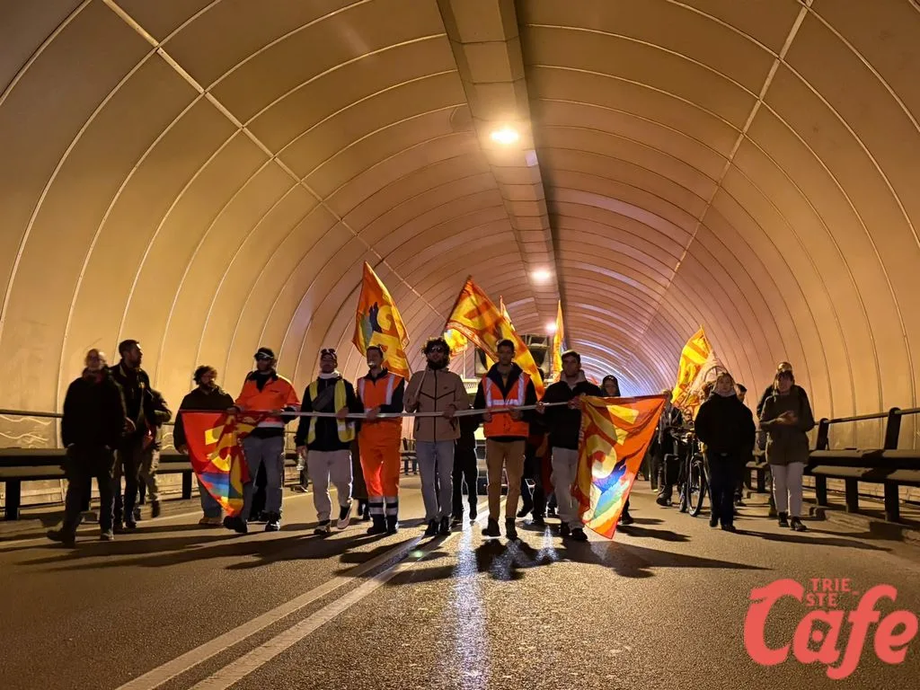 Trieste, fumogeni in galleria durante il corteo: i manifestanti accelerano il passo (VIDEO)