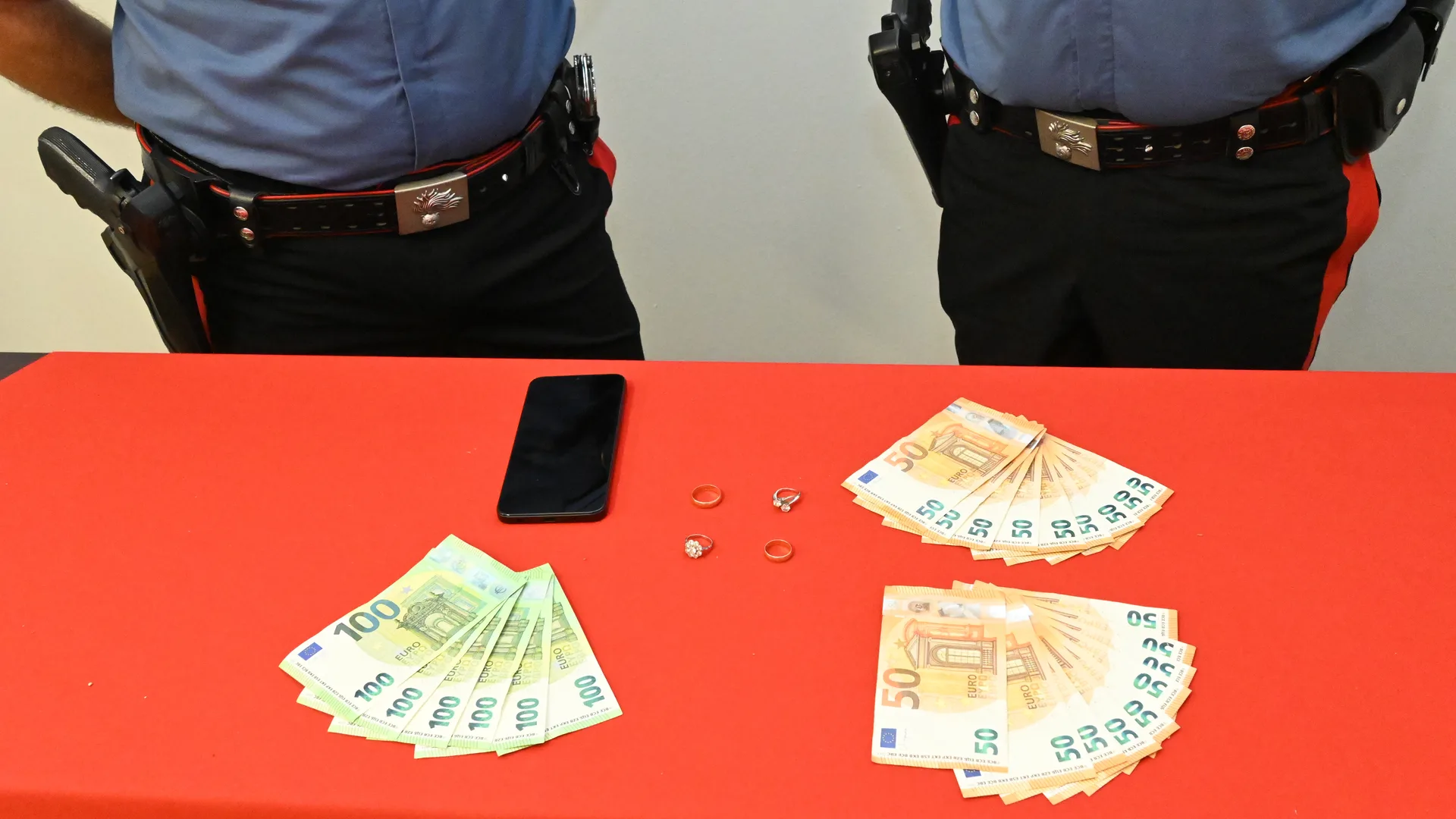 Finto carabiniere truffa un’anziana: 21enne arrestato, recuperati oro e contanti per 5mila euro