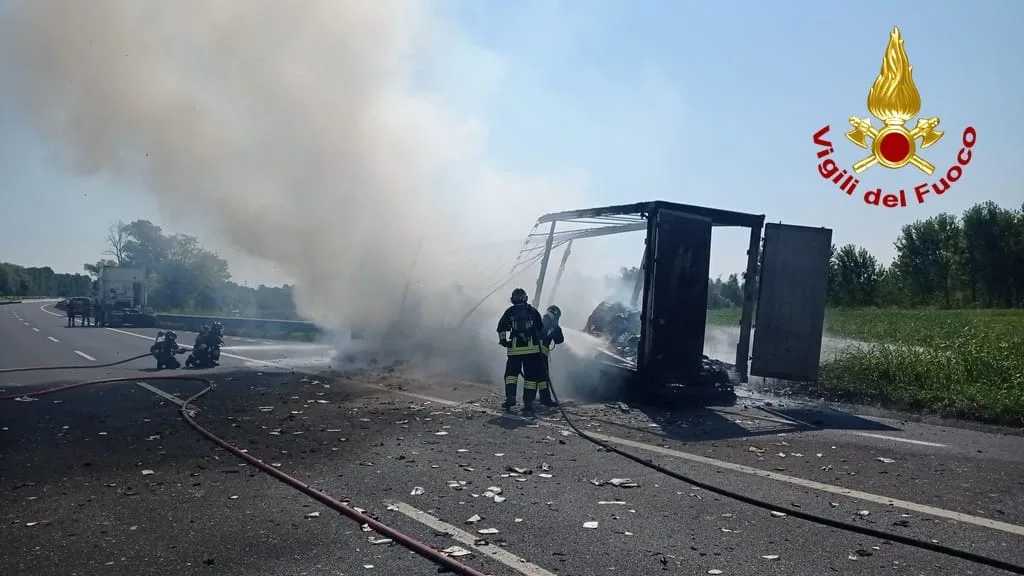 Incendio sull’A28, brucia un camion in una piazzola di sosta: nessun ferito