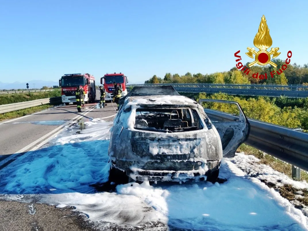 Fvg, auto in fiamme sul raccordo Fiume Veneto-Cimpello: occupanti salvi, traffico bloccato
