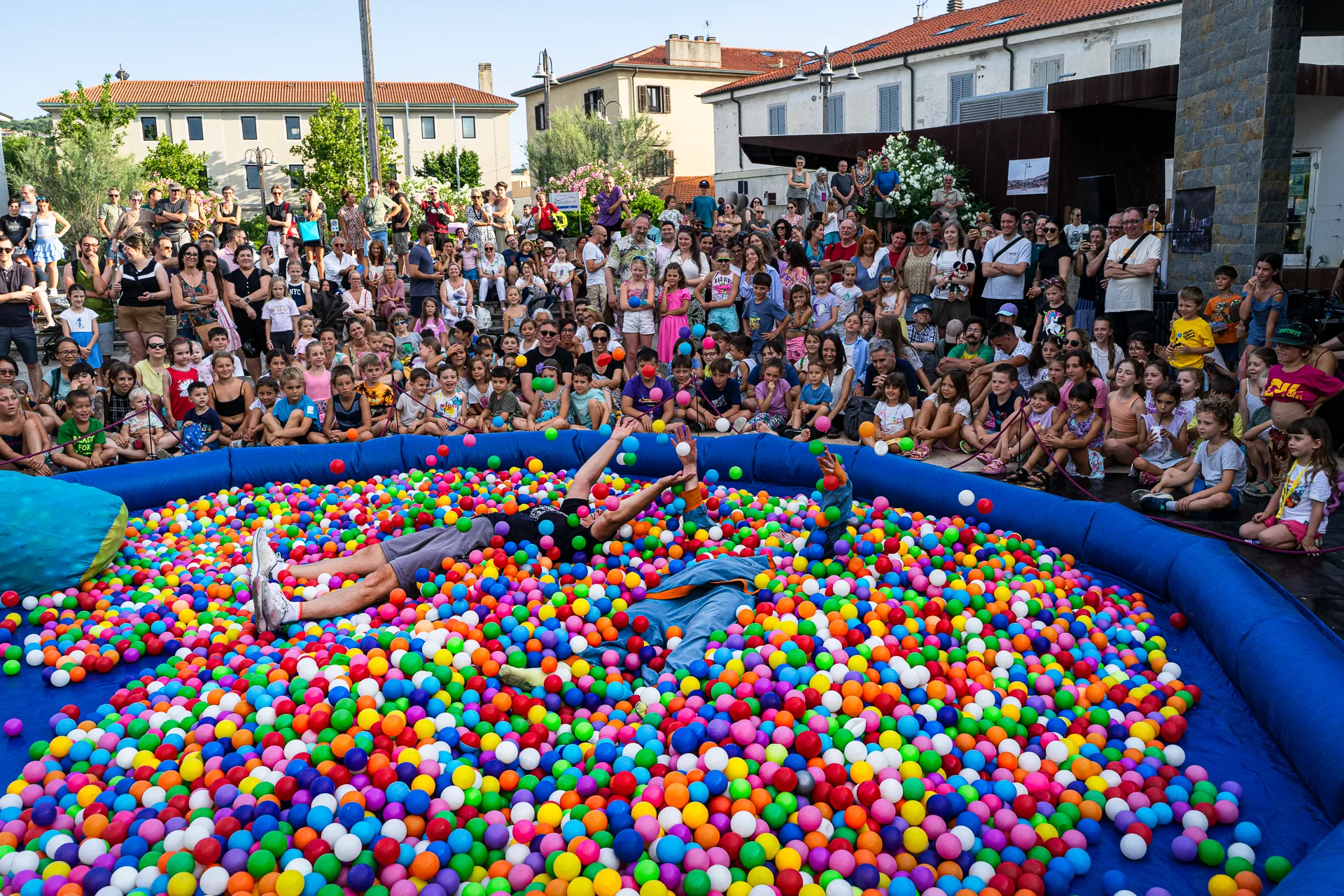 Muja Buskers Festival, circo contemporaneo e teatro di strada. Ogni mezz'ora uno spettacolo