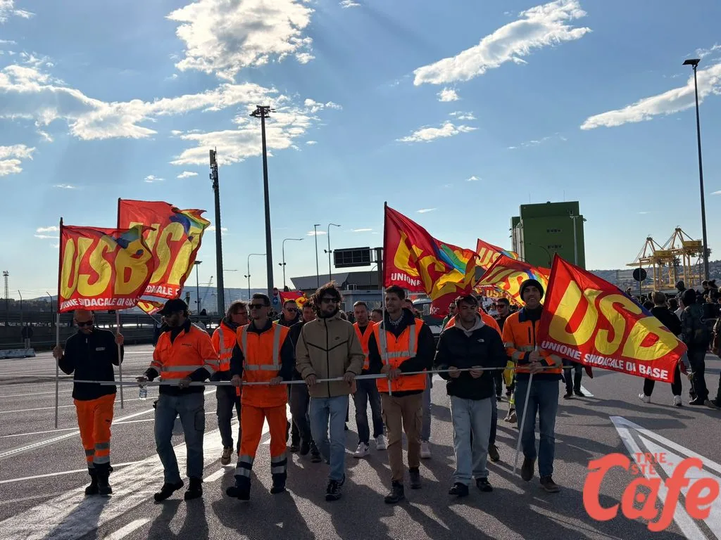 Trieste, parte il corteo: il corteo lascia il Varco 4, arrivo previsto in piazza Libertà