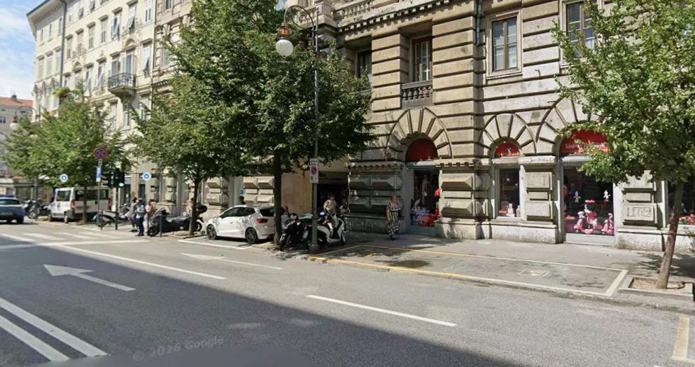 Galleria Fenice, guardia giurata denuncia aggressione: "Mi ha sputato e lanciato stampella"