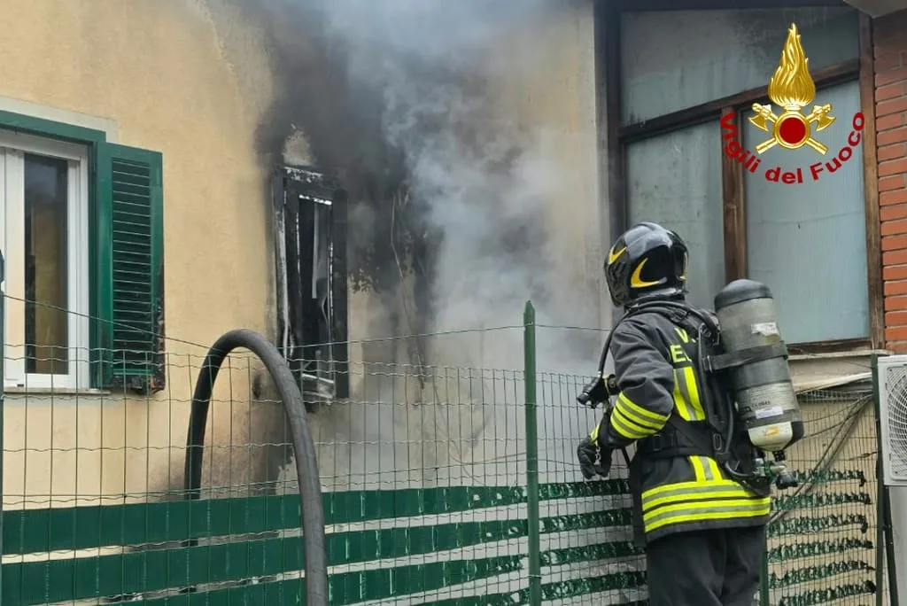 Incendio in un’abitazione tra Guardiella e via Boegan: casa invasa dal fumo, nessuna persona coinvolta