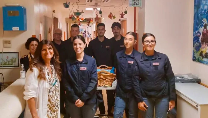 Trieste, gli allievi della Polizia portano sorrisi ai piccoli pazienti del Burlo