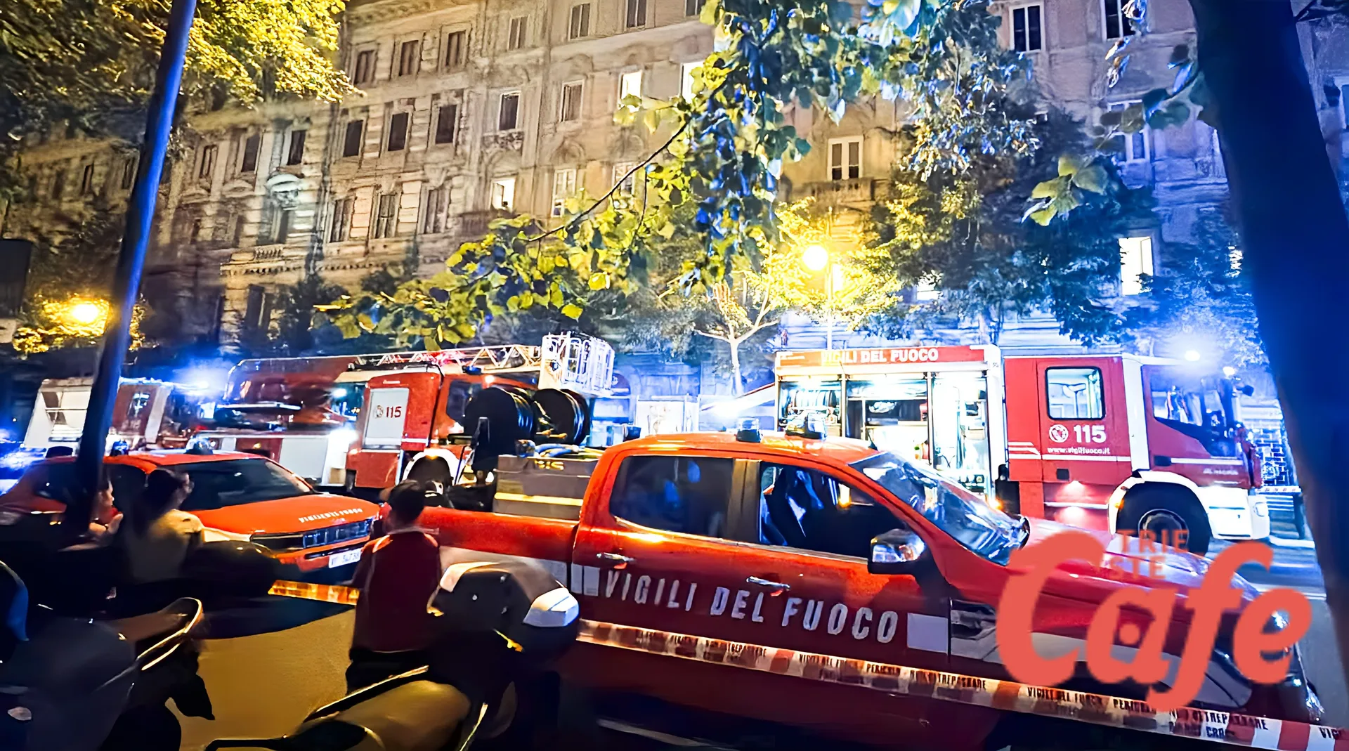 Incendio in un appartamento di via Battisti a Trieste: una persona in gravi condizioni