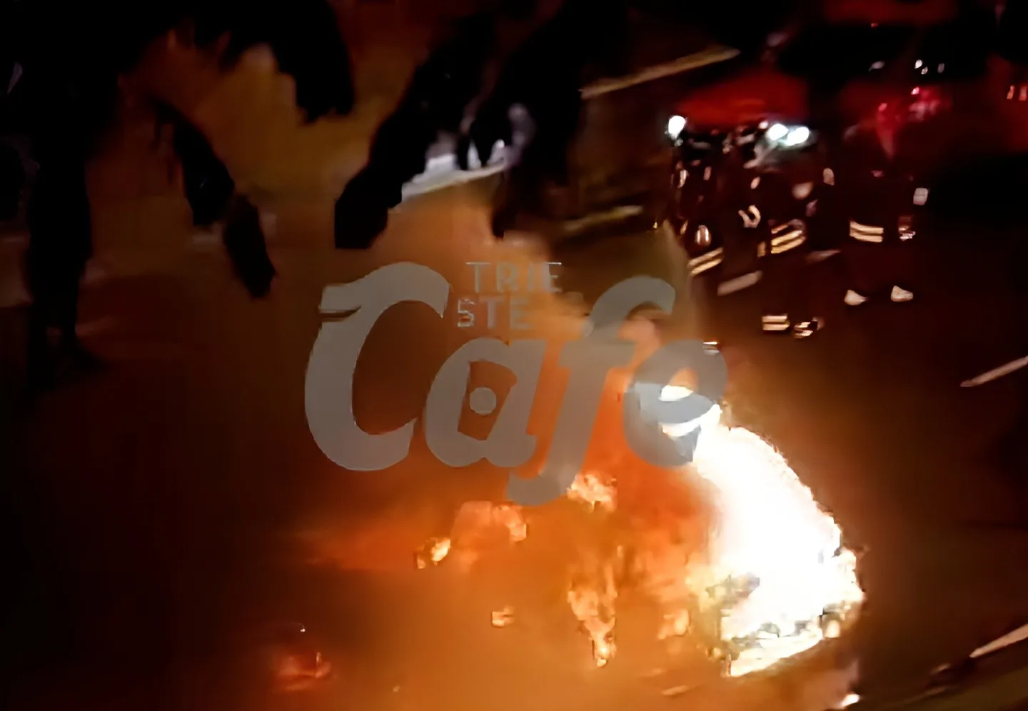 Trieste, auto prende fuoco lungo il raccordo autostradale, Vigili del fuoco sul posto (VIDEO)