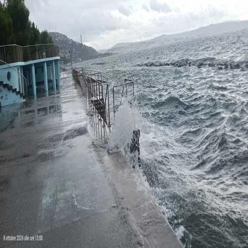 Maltempo a Trieste: mareggiate e onde sul lungomare di Barcola