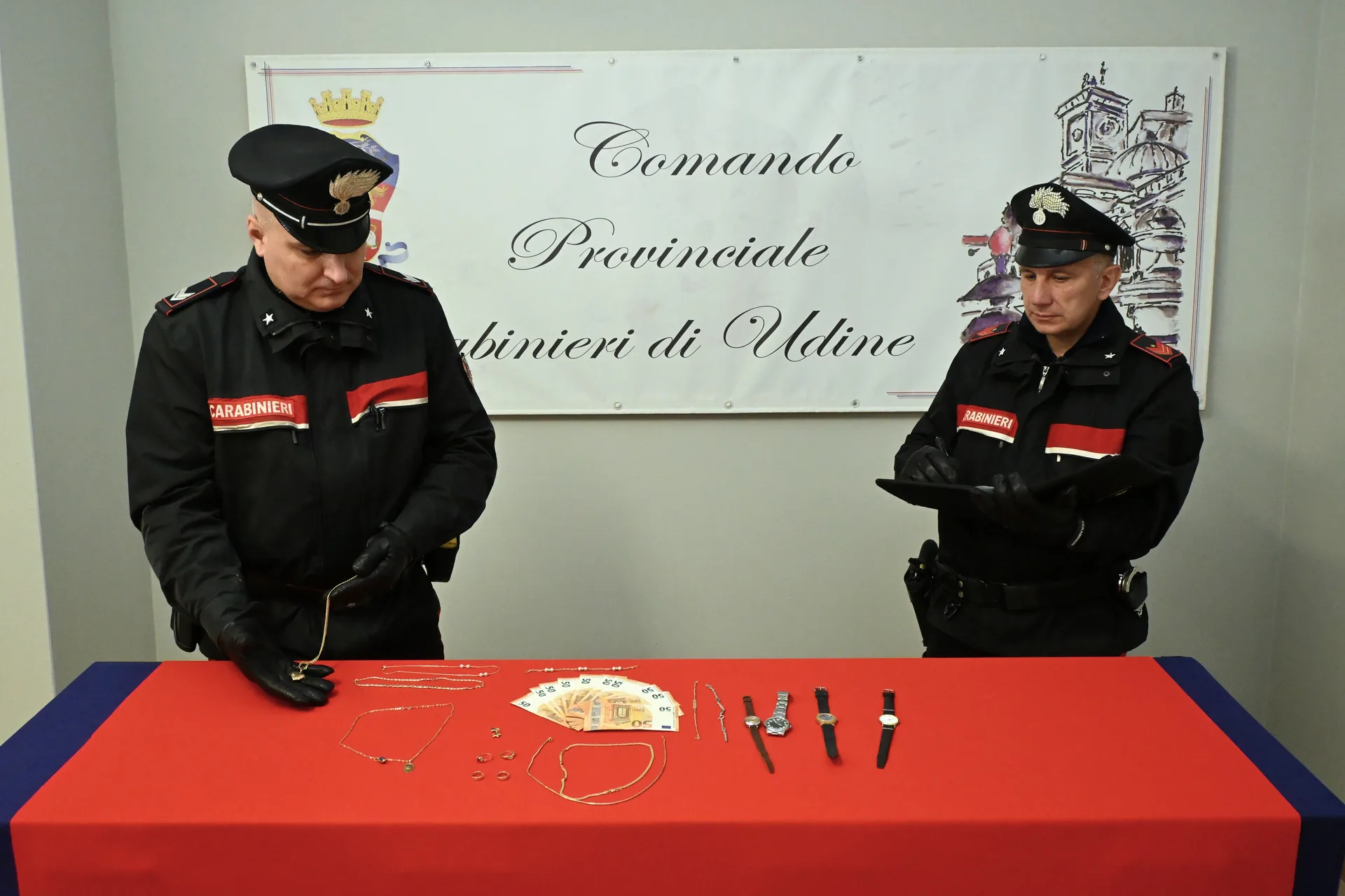 Truffa del finto Carabiniere ad un'anziana: fuga in autostrada bloccata dalla Polizia, due arresti e refurtiva recuperata