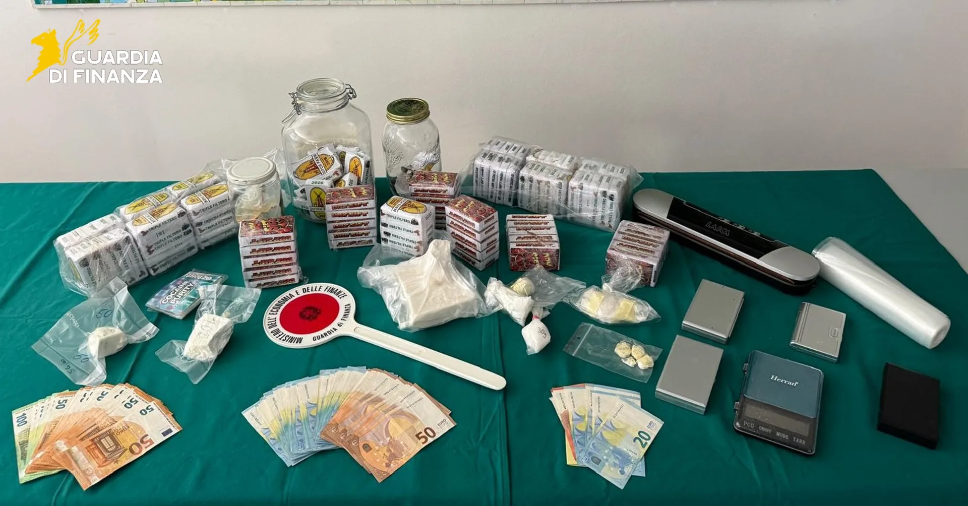 Cocaina, hashish, marijuana ed ecstasy: sequestro da oltre 12 chili, un arresto