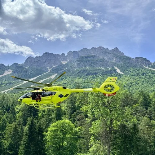 Forni di Sopra, cade sul sentiero e perde i sensi: escursionista di Treviso soccorsa in elicottero