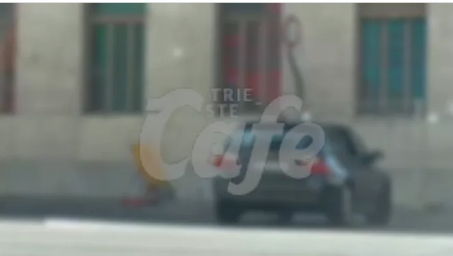 Trieste, auto con targa tedesca imbocca contromano le Rive zona corso Cavour (VIDEO)