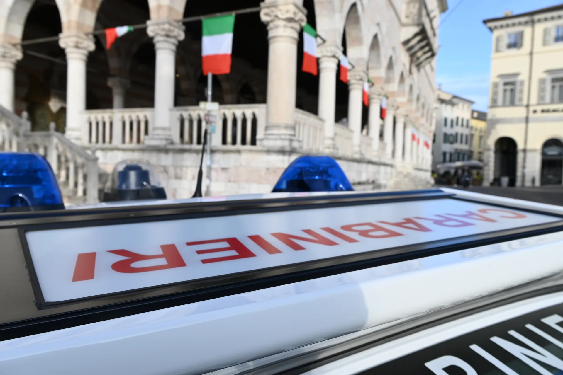 Danneggia un'auto in sosta durante una lite: denunciato dai Carabinieri