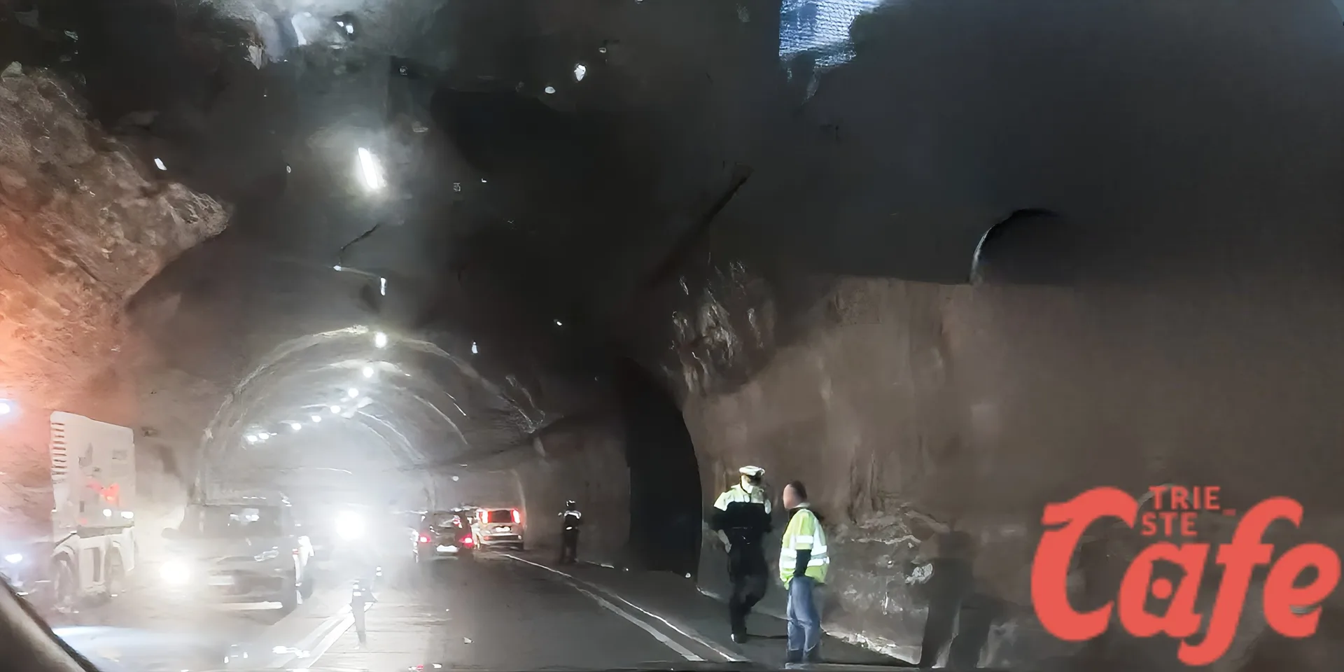 Trieste, materiale sulla carreggiata nella galleria Sandrinelli: sul posto la Polizia locale