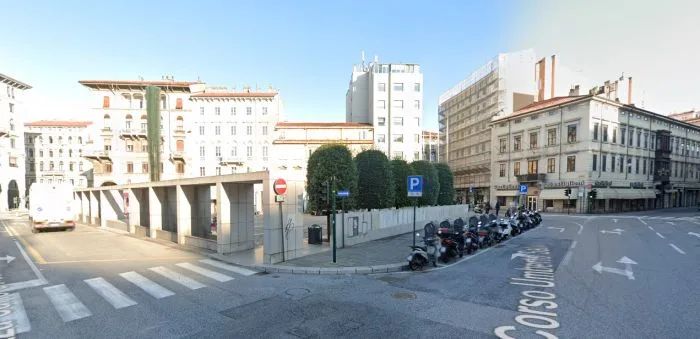 Trieste, cellulare alla guida e dito medio al centauro: «Basta un attimo per trasformare notifica in tragedia»
