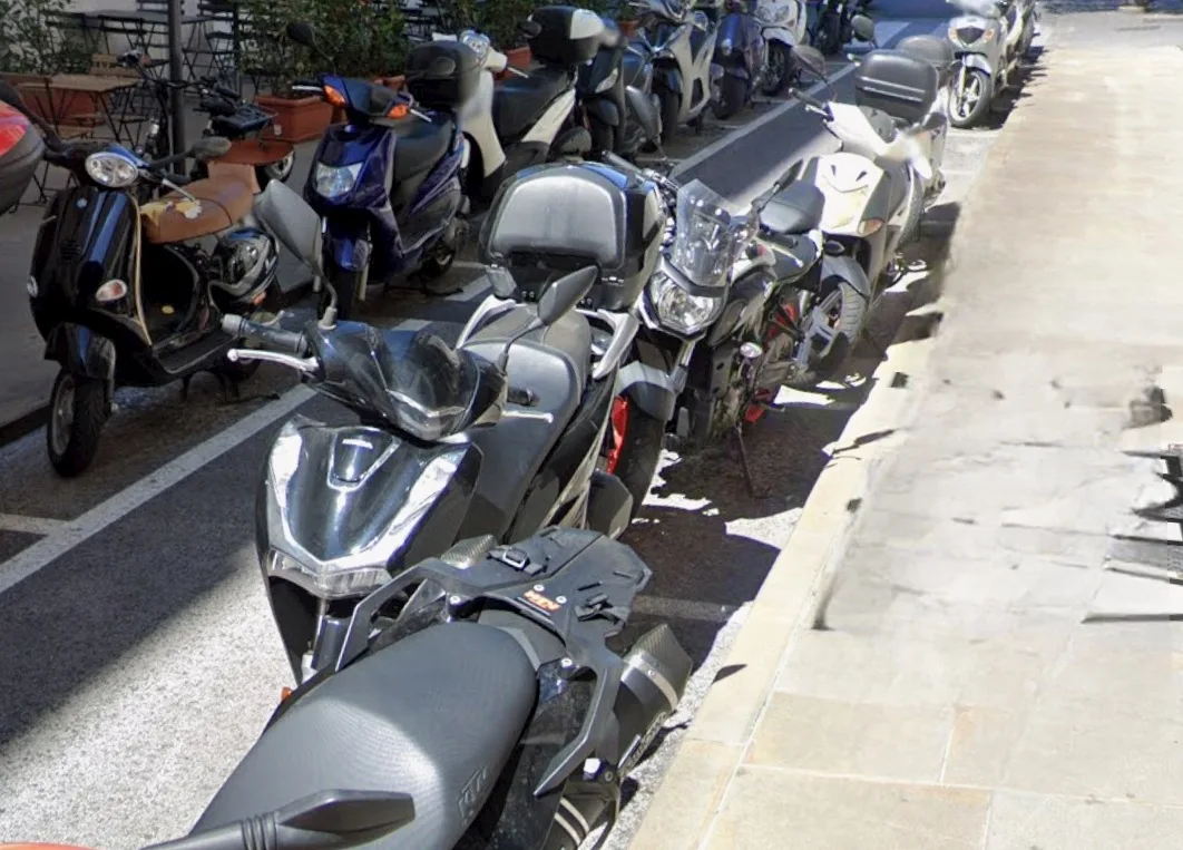 Trieste, quattro scooter abbattuti nella notte: due giovani denunciati dalla Polizia Locale