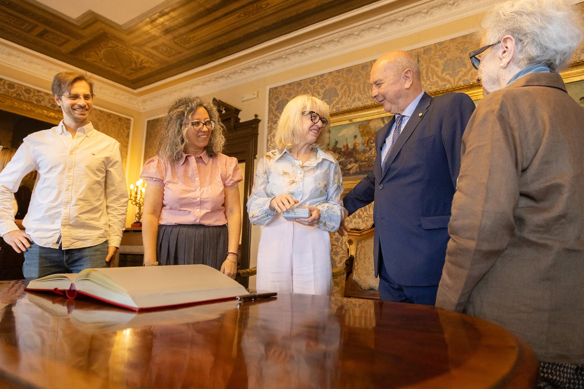 Dipiazza conferisce il Sigillo Trecentesco della città di Trieste al teatro "La Contrada"