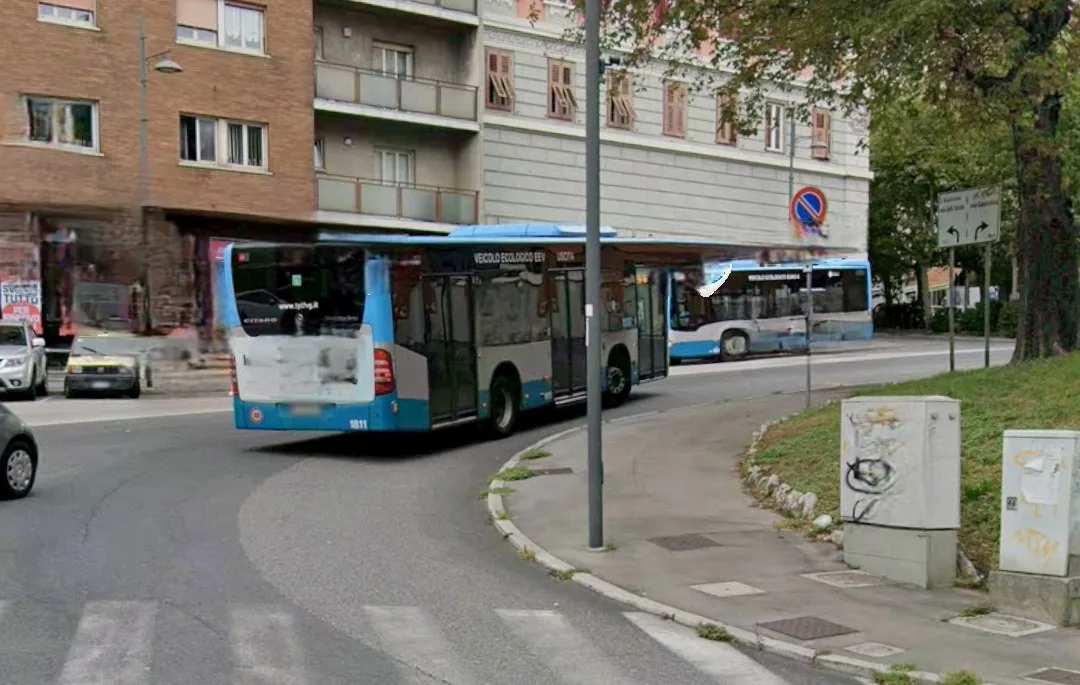 Trieste, tamponamento tra autobus e auto in piazza Sansovino: nessun ferito