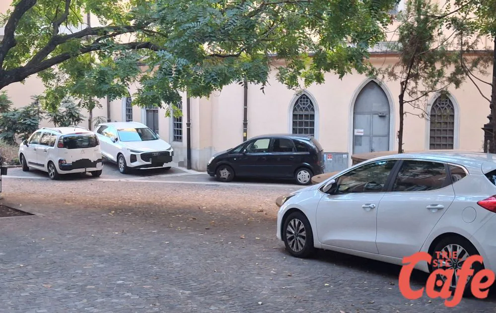 Trieste, ancora auto nella zona pedonale di Roiano: «I soliti incivili, possibile parcheggiare qui?»