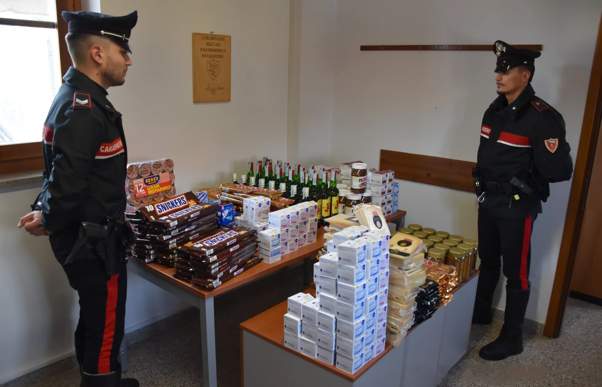 Fvg, auto con targa francese fermata dai Carabinieri: 9 borsoni, oltre 2mila euro di merce e un coltello