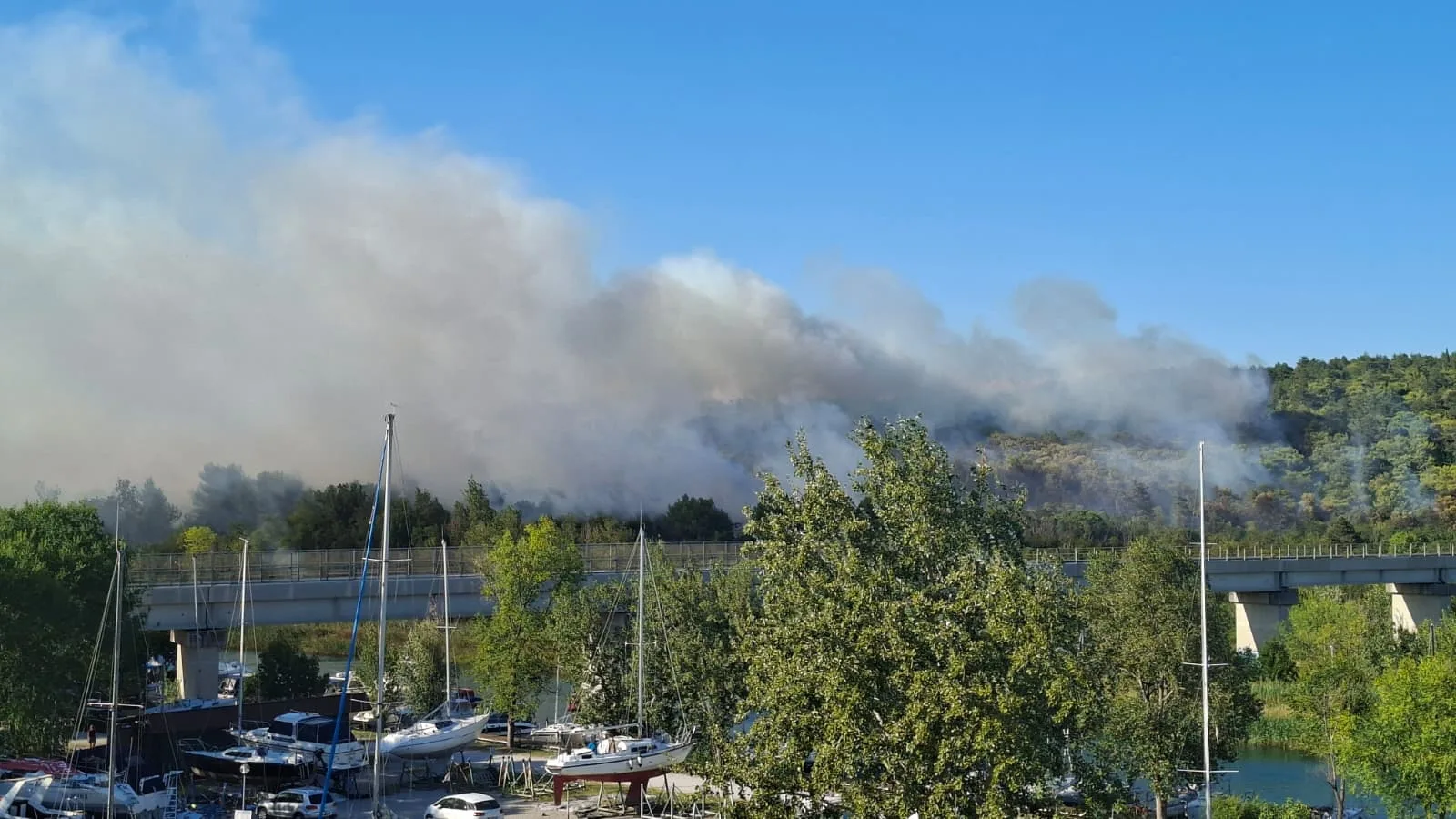 Incendi tra Duino e Monfalcone: elicotteri in azione vicini al viadotto autostradale