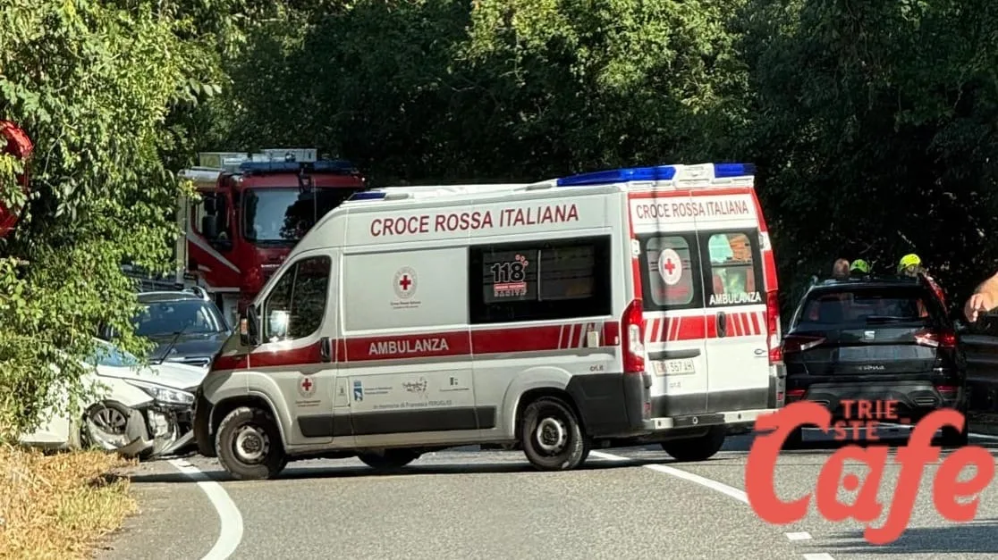 Incidente a Duino nel pomeriggio: scontro tra due auto, traffico deviato verso il Castello