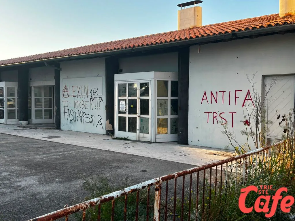 Trieste, scritte e imbrattamenti a Riva Traiana alla vigilia del corteo antifascista: scoppia la polemica
