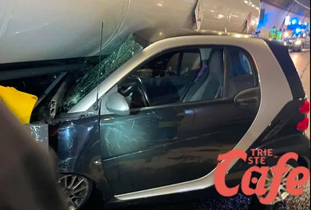 Incidente nella galleria Carso a Trieste: auto finisce contro un mezzo pesante, giovane a Cattinara