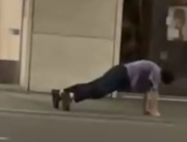 Trieste, “palestra” a cielo aperto all’alba: esercizi in via Carducci (VIDEO)