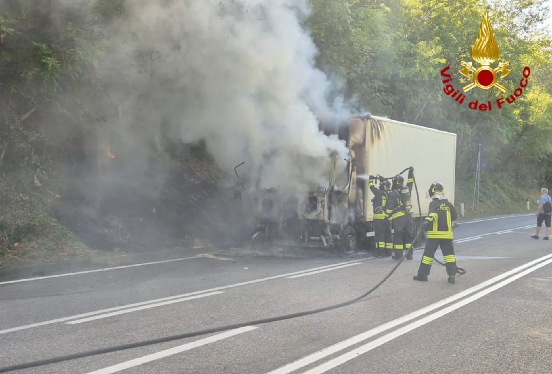 Camion in fiamme in via Brigata Casale, autista in ospedale