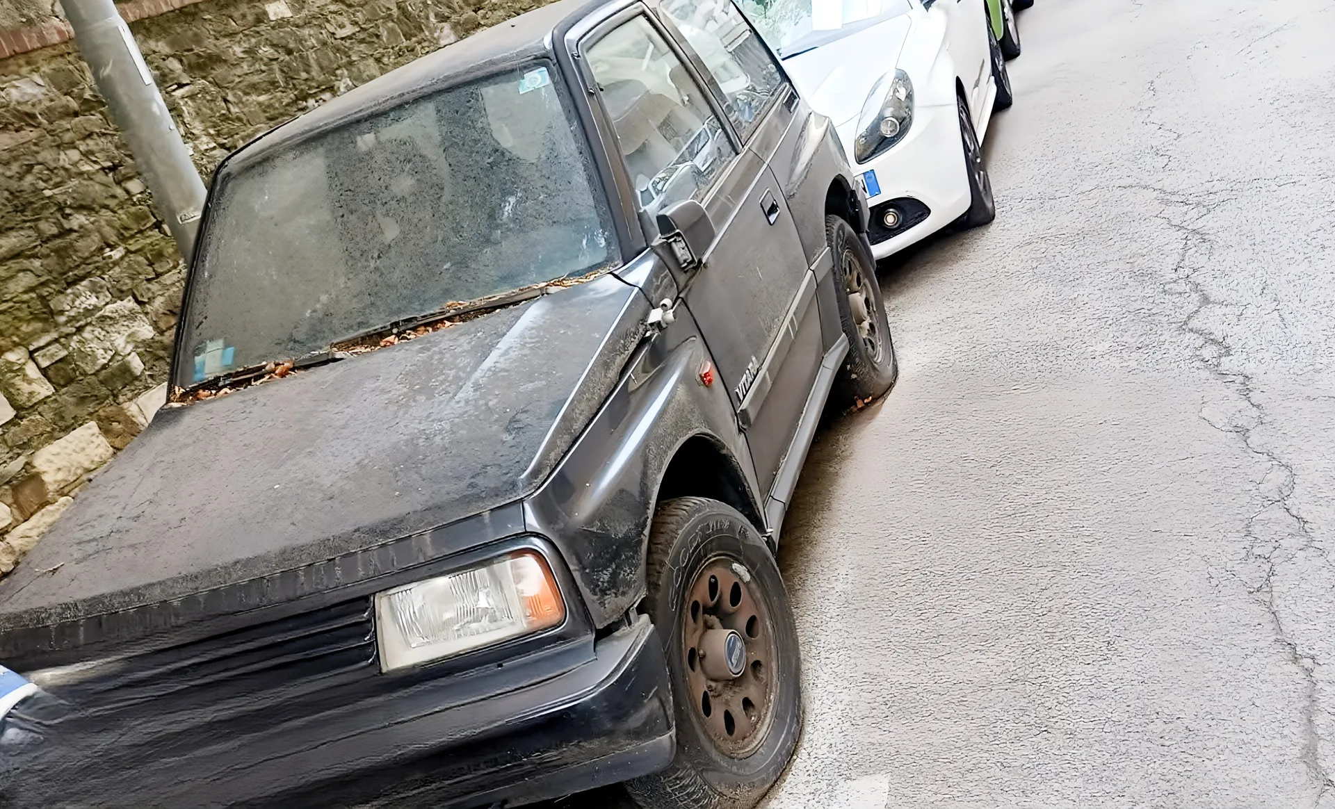 Trieste, auto abbandonata da sei anni in via Padovan: «Segnalazioni su segnalazioni, ma è ancora lì»