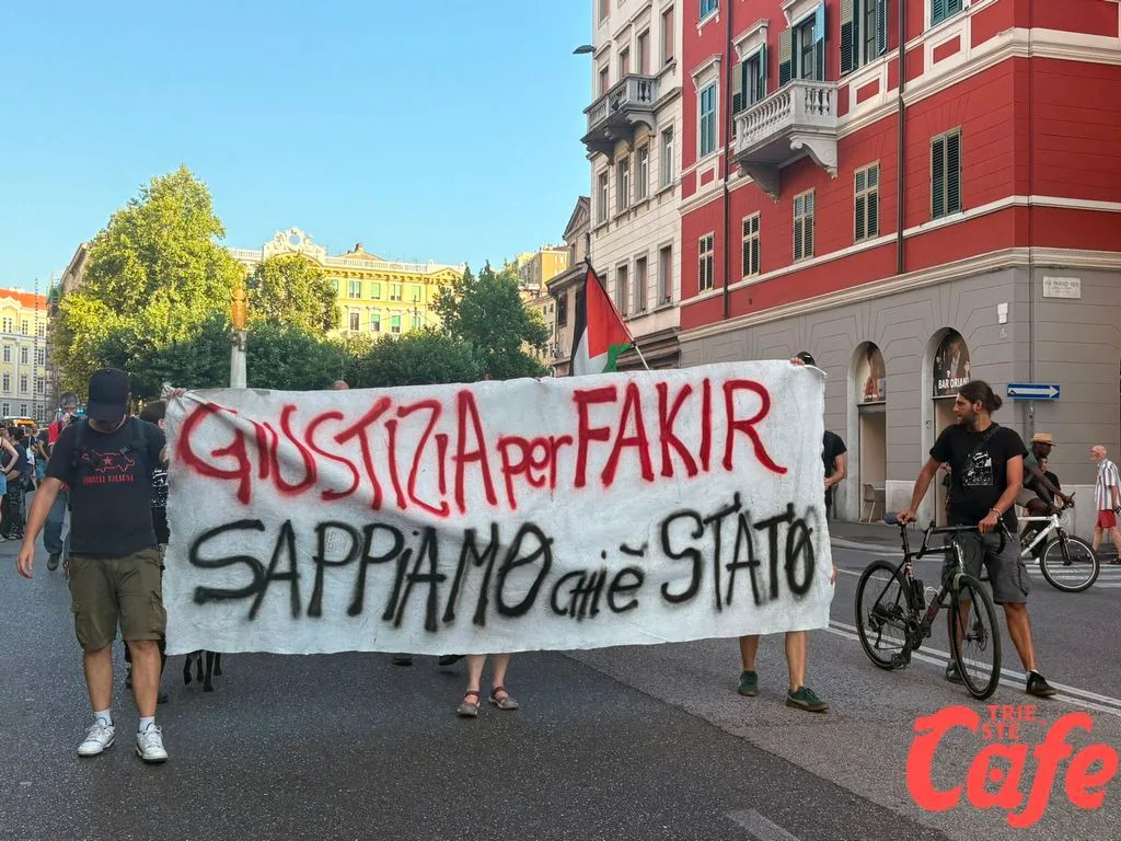 Trieste, partito il corteo per Fakir e antifascismo: qualche centinaio di persone sfila nel centro (VIDEO)