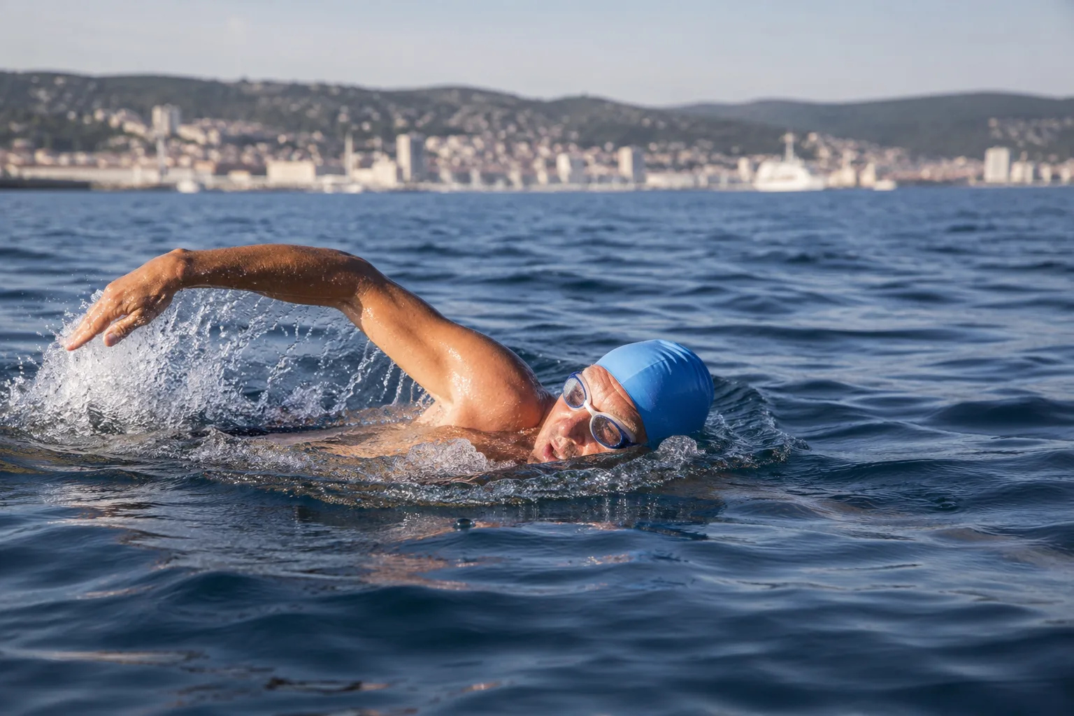 Trieste, 83enne tenta traversata record del golfo a nuoto