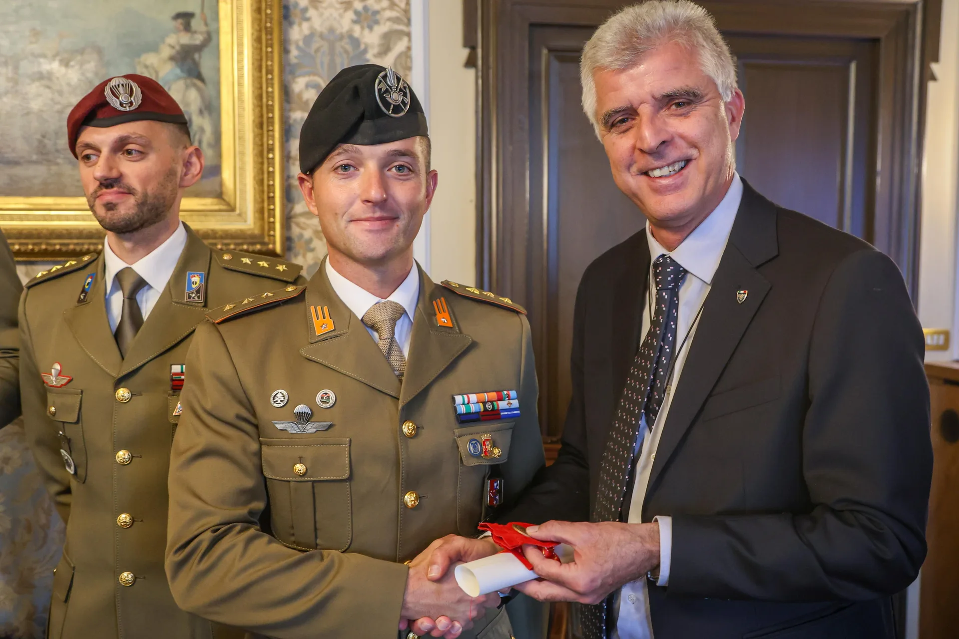 Conferito il sigillo bronzeo del Comune ai protagonisti del salvataggio al Molo Audace