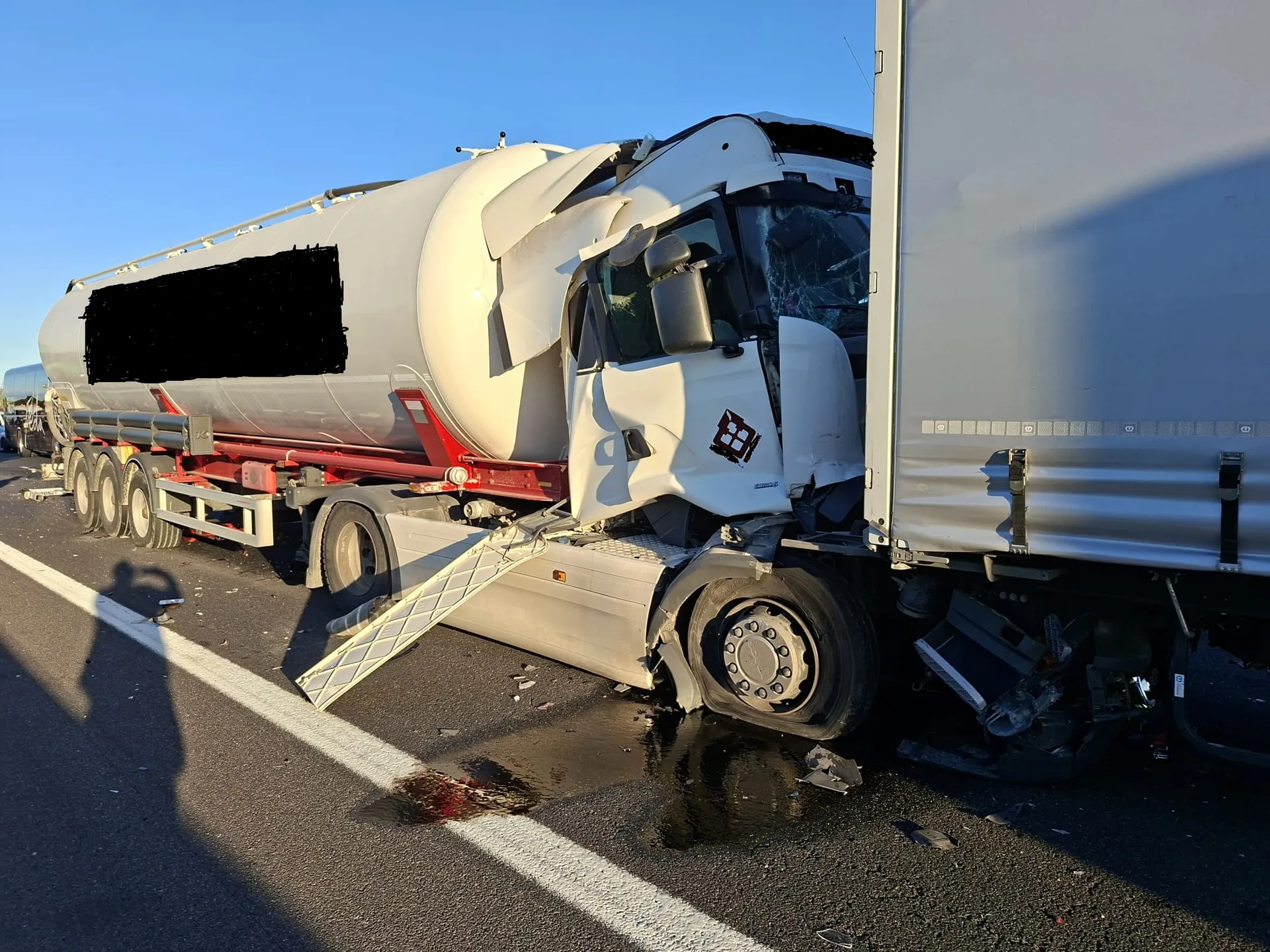Incidente in A4 in direzione Trieste: maxi tamponamento tra quattro camion, tre feriti lievi
