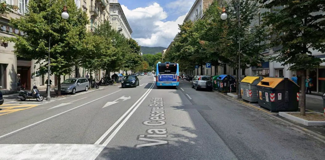 Trieste, la protesta di un cittadino: «Basta uscire da piazza Unità e sembra un altro mondo»