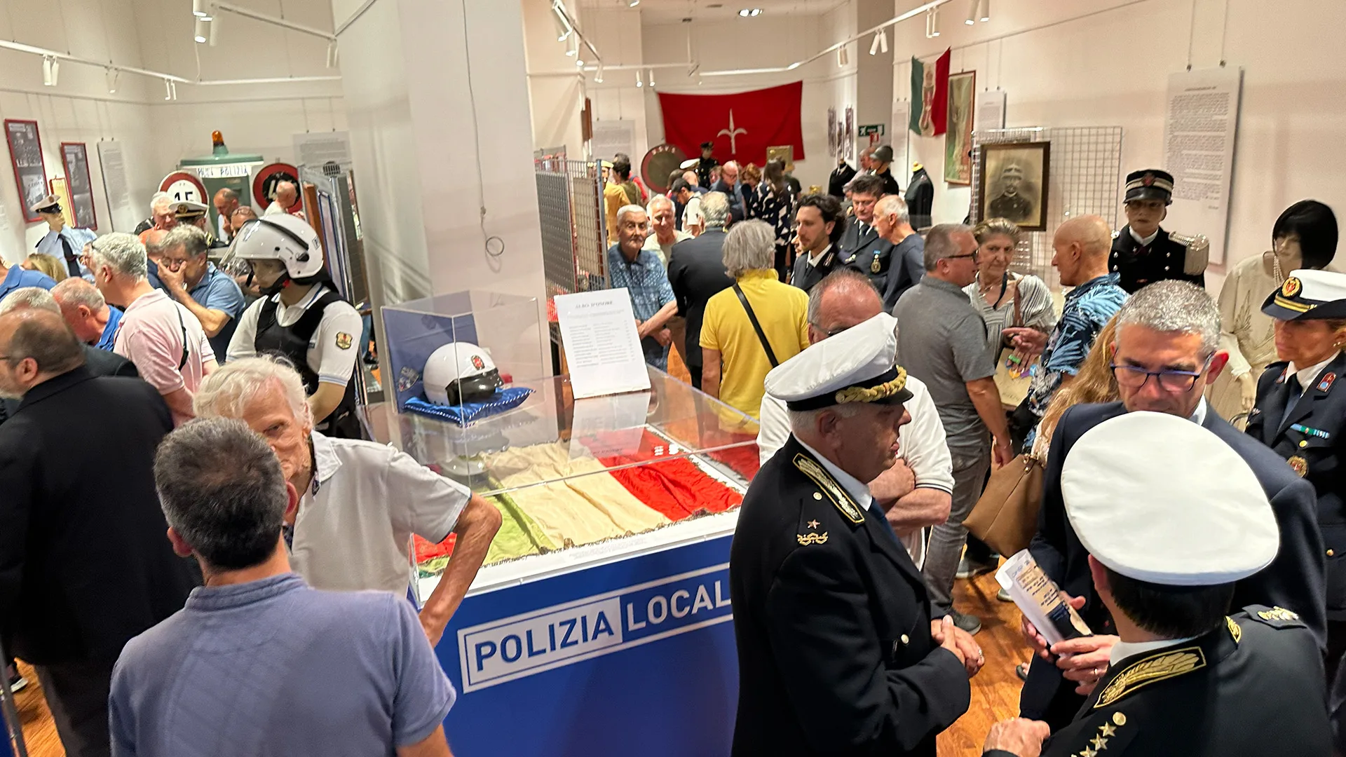 Trieste, 164 anni di storia in mostra: viaggio nel tempo della Polizia Locale tra uniformi e cimeli