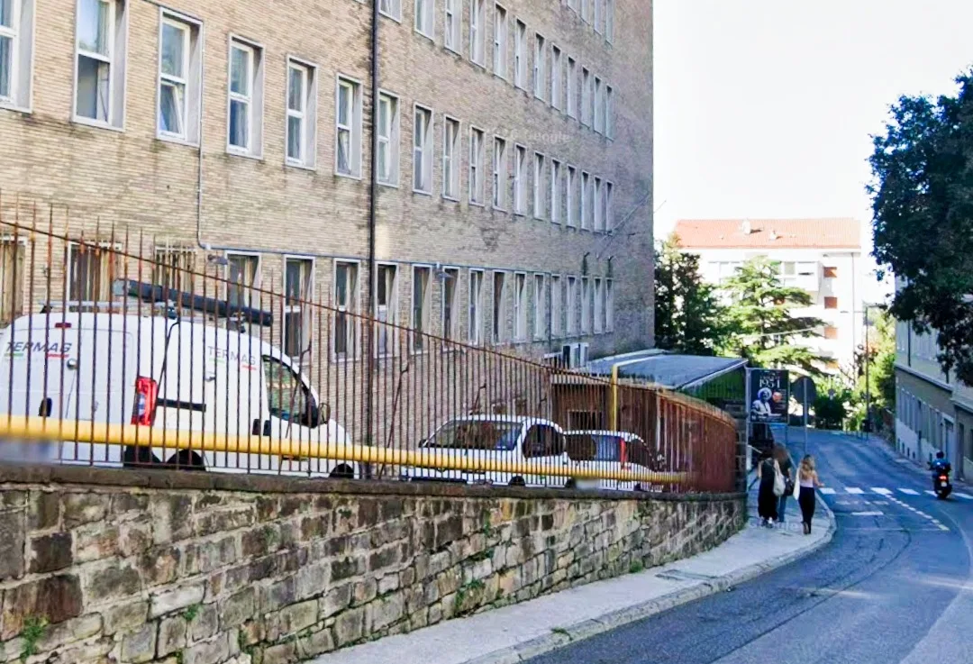 Trieste, distacco di intonaco nella sede ASUGI di via Farneto: verifiche estese all’intero stabile
