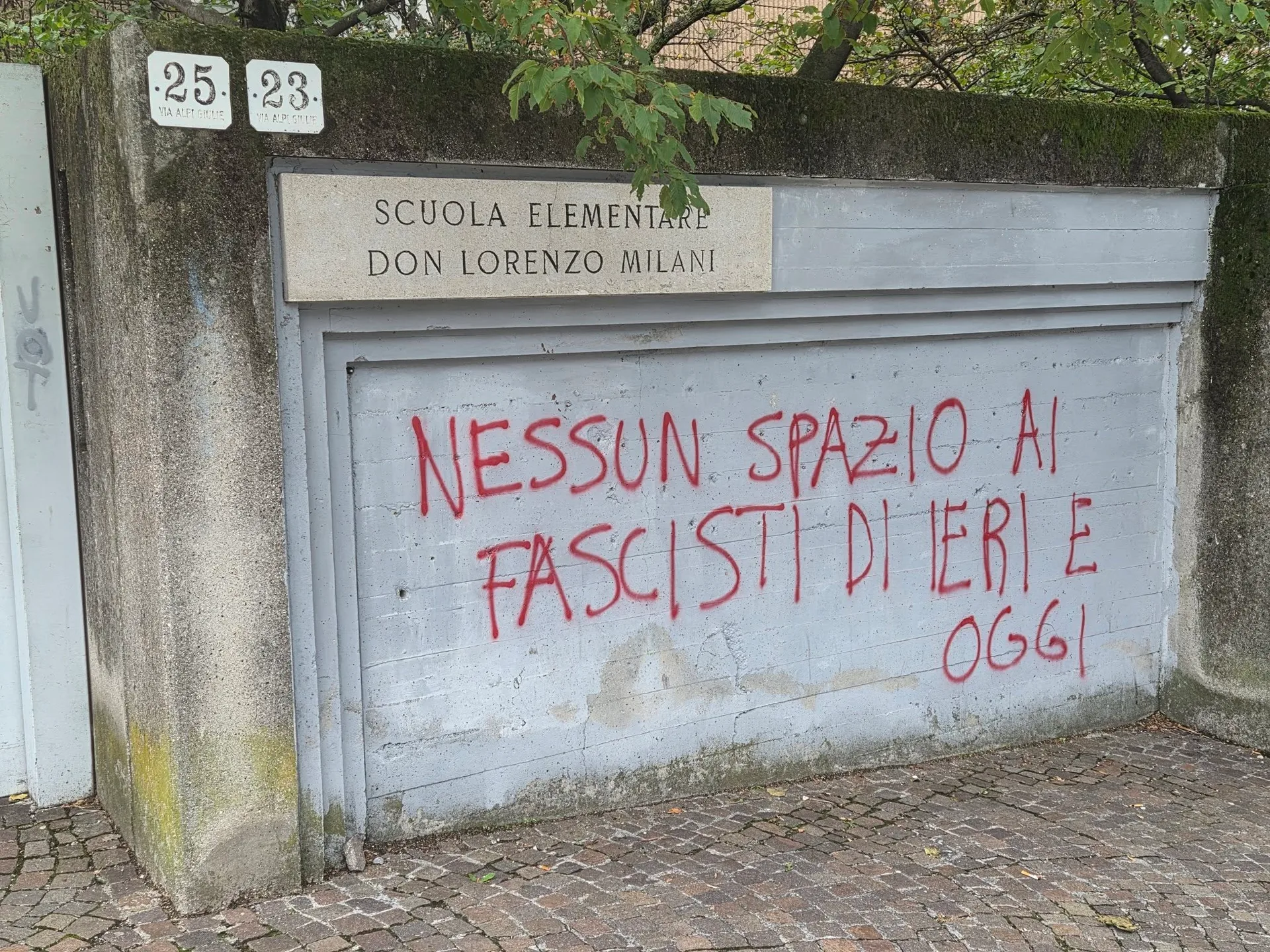 Scritta contro i fascisti sulla scuola Don Milani, Bernobich: «Deturpare le scuole è sempre vergognoso»