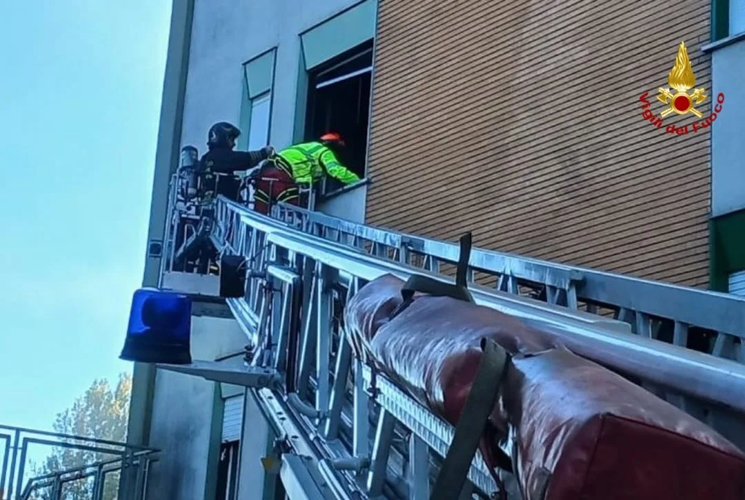Monfalcone, appartamento in fiamme a Marina Julia: quattro persone salvate dai Vigili del fuoco