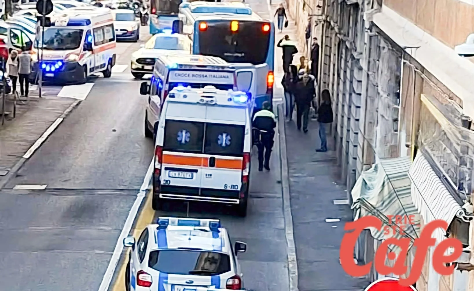 Incidente all'incrocio tra via Conti e via Petronio: scontro con un autobus nell'ora di punta
