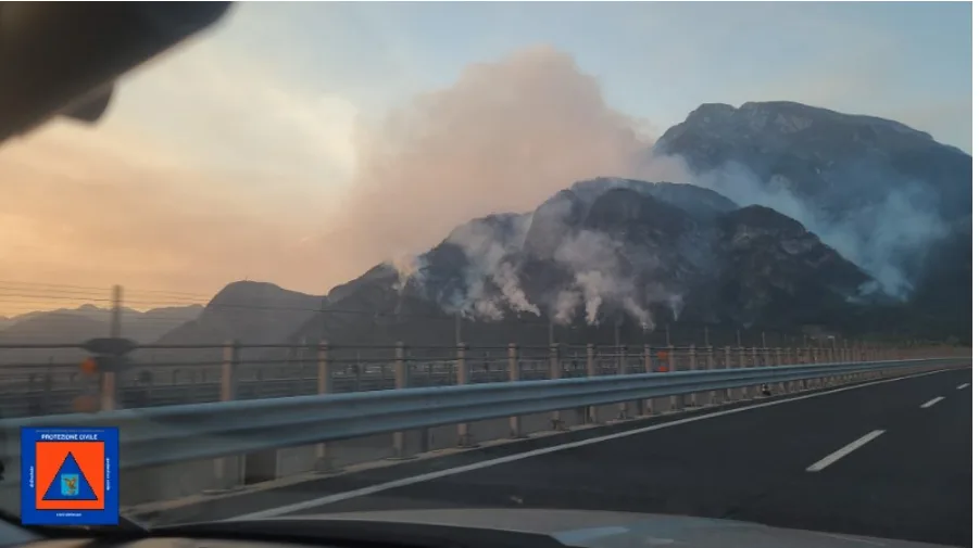 Peggiora situazione incendio in Carnia, evacuato un abitato