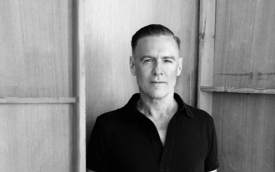 Bryan Adams a Trieste con il tour acustico “Bare Bones”: concerto il 2 febbraio 2027 al Politeama Rossetti