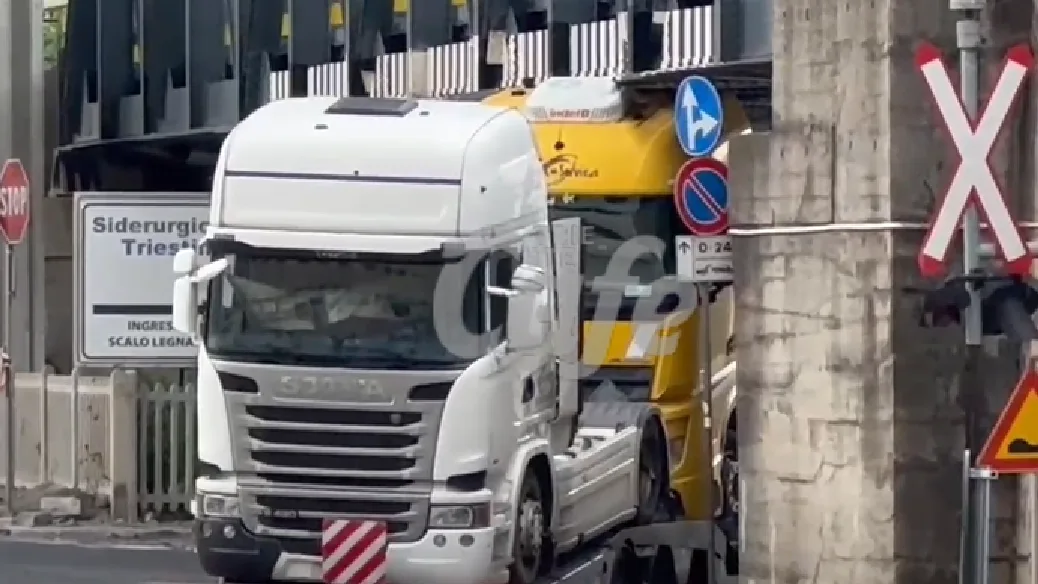 Trieste, camion resta incastrato sotto il ponte dello Scalo Legnami: traffico rallentato (VIDEO)