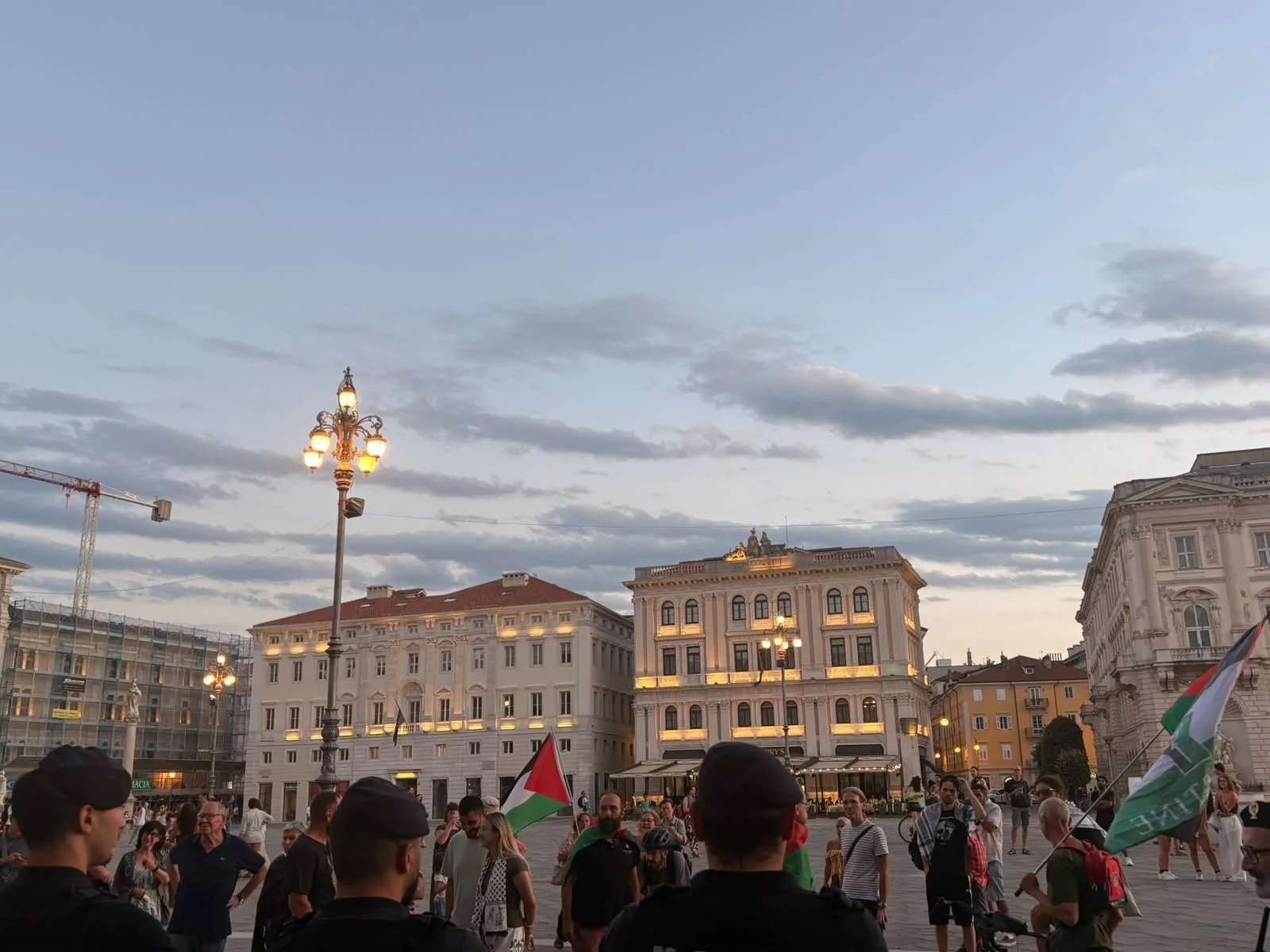 Dal presidio in piazza Unità alla manifestazione in piazza Verdi: la protesta contro il vertice Italia-Israele