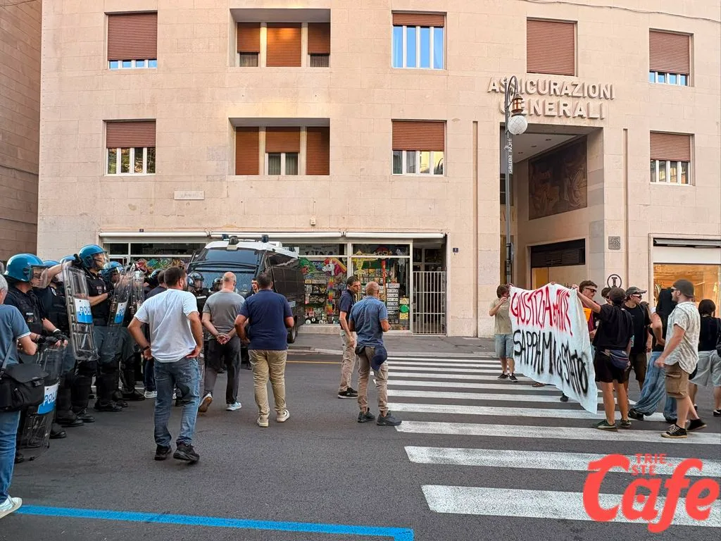 Trieste, corteo in piazza della Borsa: cresce la tensione, schierati gli agenti in assetto antisommossa (VIDEO) 