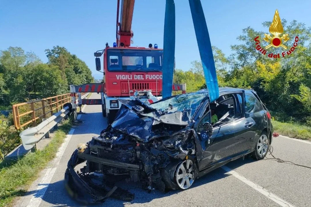 Auto finisce nel torrente e si ribalta a Budoia: donna estratta dalle lamiere e salvata in elicottero