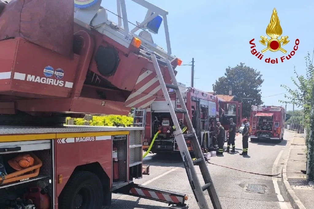 Staranzano, fiamme sul tetto di una villetta: a fuoco anche i pannelli fotovoltaici